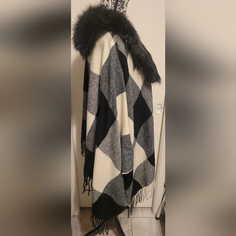 J.Crew Classic Black/Ivory Buffalo Plaid Faux Fur Cape Scarf Wrap New With Tag‎